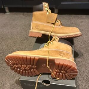 Juniors 6in Timberland Wheat size 3.5